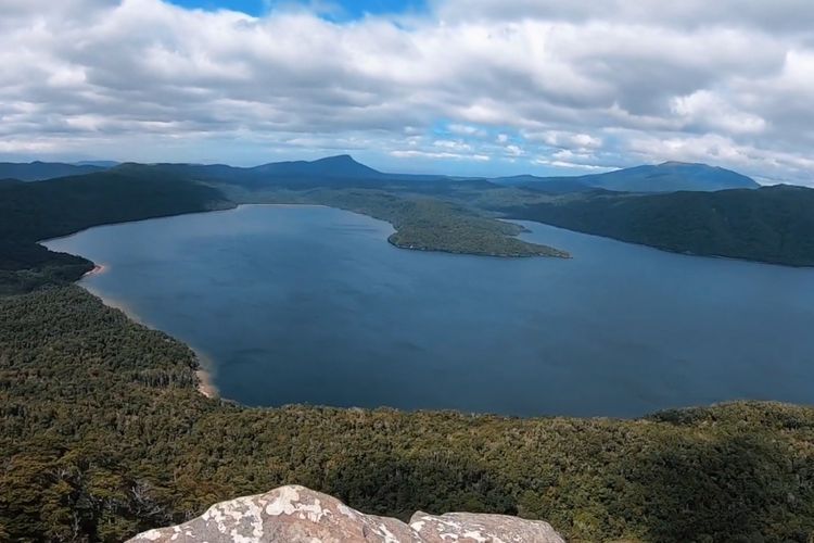 Misteri Pulau Mary di Danau Hauroko, Penemuan Makam Perempuan Maori di Dalam Goa