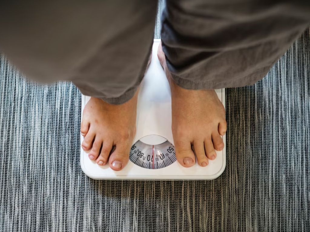 5 Alasan Kenapa Berat Badan Kamu Bertambah di Musim Hujan