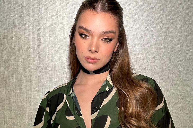 Hailee Steinfeld Dirumorkan Pacaran dengan Josh Allen, Terciduk Jalan Bareng di New York