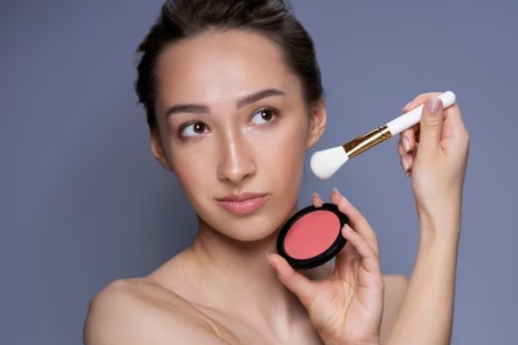 Jangan Salah Pakai! Tips Gunakan Blush On yang Benar, Berikan Look yang Natural dan Fresh 