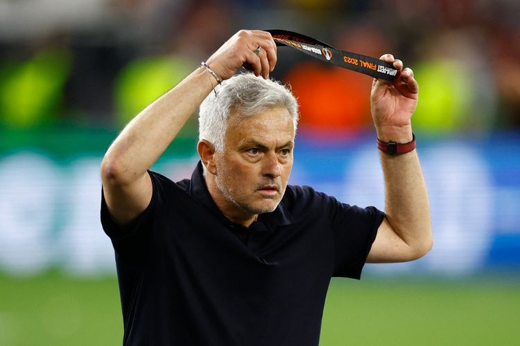 AS Roma Gagal Juara Liga Europa, Mourinho Lempar Medali ke Tribun Penonton 
