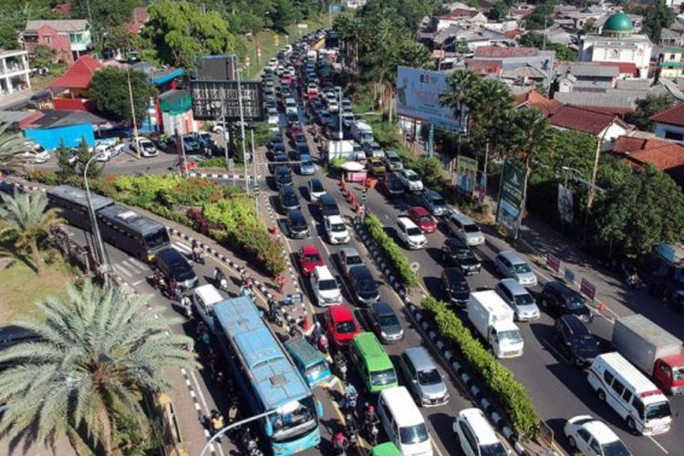 Long Weekend, Kawasan Puncak Bogor Padat Kendaraan Sejak Pagi Ini