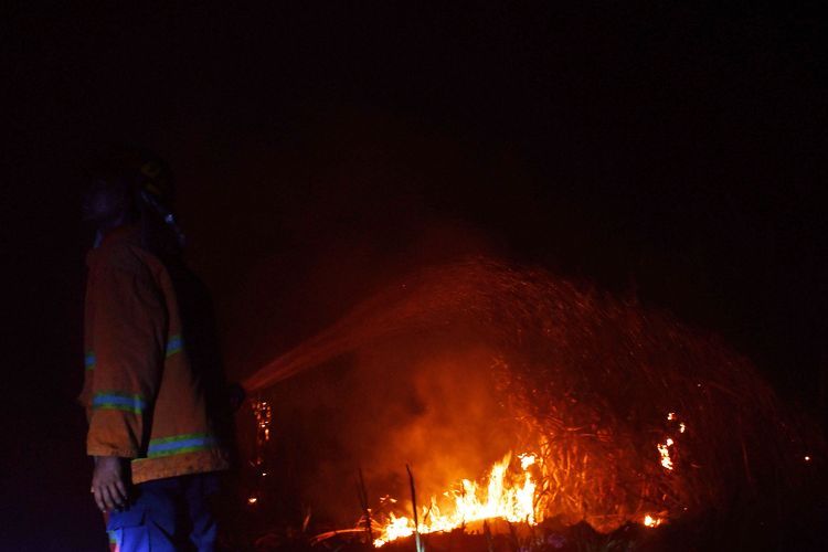  Rumah di Jatinegara Terbakar Hebat Subuh Tadi, 1 Orang Tewas!