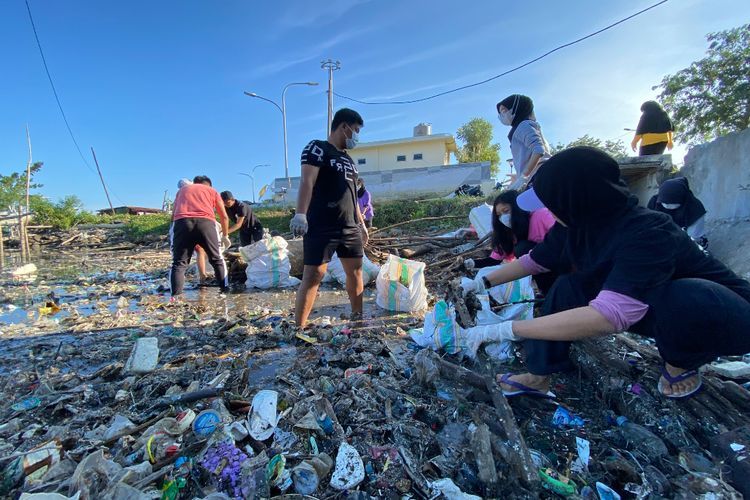 Gerah Sampah Menutupi Pantai di Anjungan Cempae, Komunitas Ini Lakukan Bersih-bersih