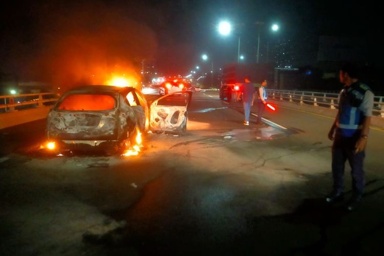 Brak! HRV Ludes Terbakar Usai Tabrak Truk di Tol Dalam Kota, Kok Bisa?