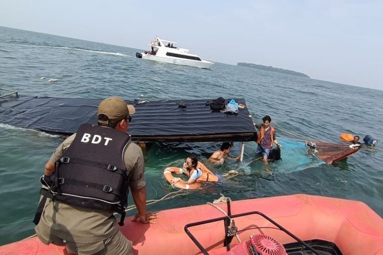 Momen Menegangkan Evakuasi Penumpang Kapal Tenggelam di Kepulauan Seribu