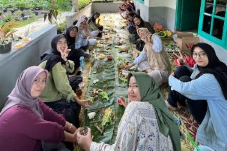Rayakan Kembul Bujana Pakai Daun Pisang, Ide Syukuran Sederhana dan Low Budget!