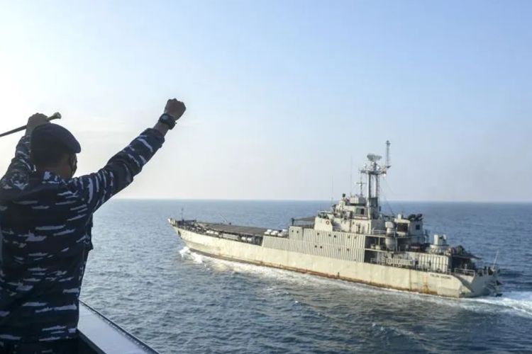 KRI Teluk Hading-538 Terbakar di Perairan Bira saat Operasi Rutin, 119 Prajurit Selamat!