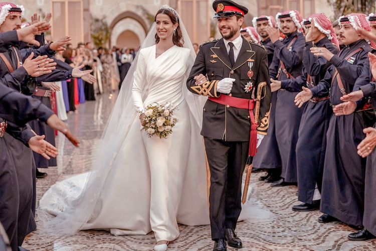 Detail Gaun Pengantin Rajwa Al Saif di Pernikahannya dengan Putra Mahkota Yordania