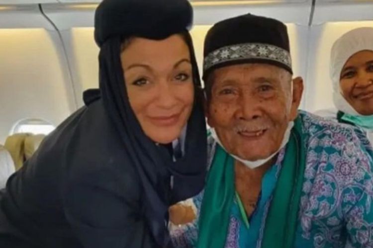 Jemaah Haji Usia 95 Tahun Ini Minta Turun dari Pesawat karena Lupa Belum Kasih Makan Ayam