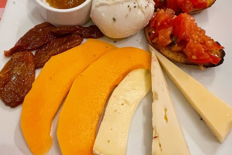 Keju dan Kesehatan: Menyelami Manfaat Gizi yang Tersembunyi di Balik Kelezatan Melting-nya