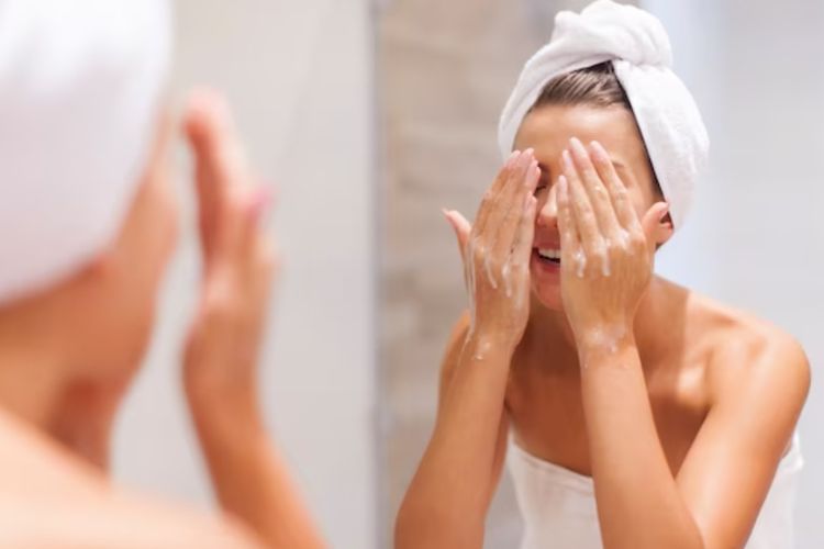 Pentingnya Double Cleansing: Bersihkan Wajah dengan Maksimal, Caranya Gampang Banget! 