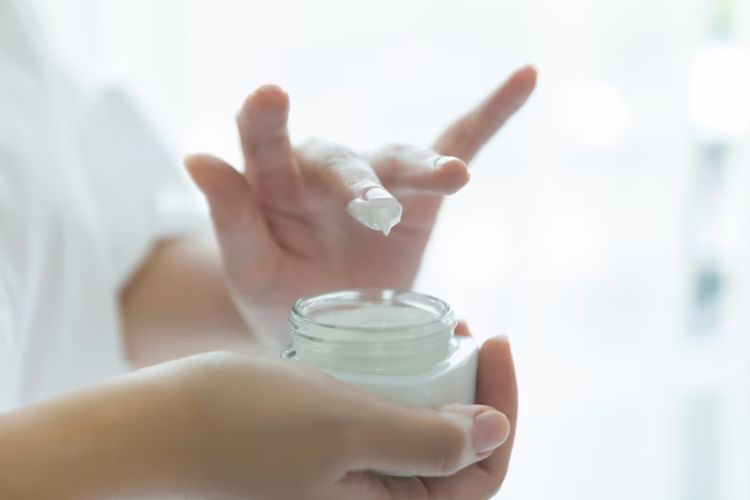 7 Penyebab Kulit Kering Meski Sudah Memakai Body Lotion