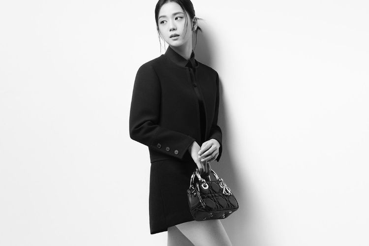 Jisoo BLACKPINK Tampil Memukau di Iklan Tas Dior Terbaru: Kenalkan Gaya & Semangat Berbeda