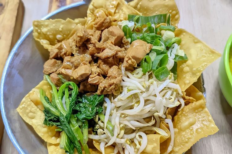 Menikmati Mie Ayam Kuah Soto Pakai Wajan di Tangerang, Kuliner Unik Jasa!