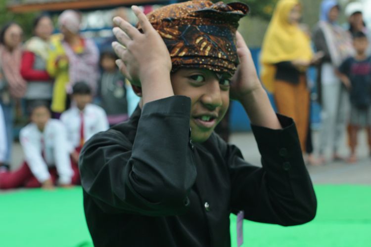 Unik! Ada Lomba Adu Cepat Pakai Udeng Kepala, Pesertanya Anak-anak Suku Tengger