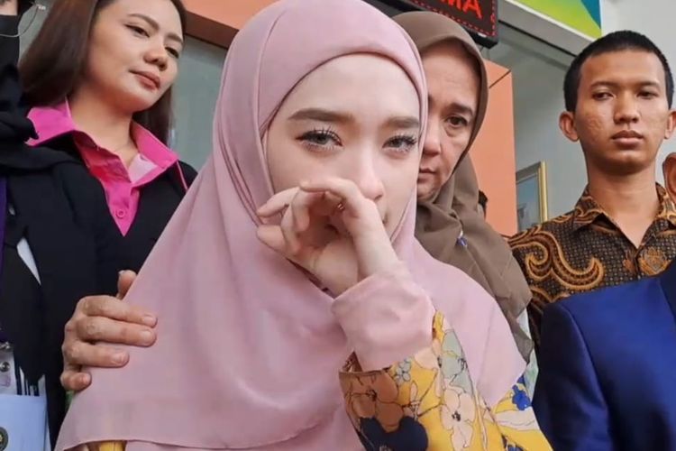 Inara Rusli Nangis Usai Sidang Mediasi dengan Virgoun Gagal, Rebutan Hak Asuh Anak