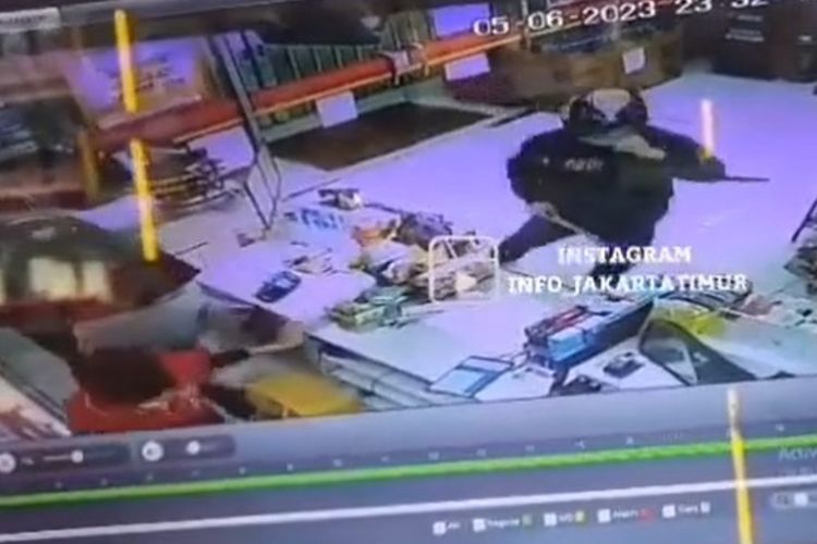 Viral Video Minimarket di Jaktim Disatroni Rampok, Pelaku Todongkan Senjata Tajam!