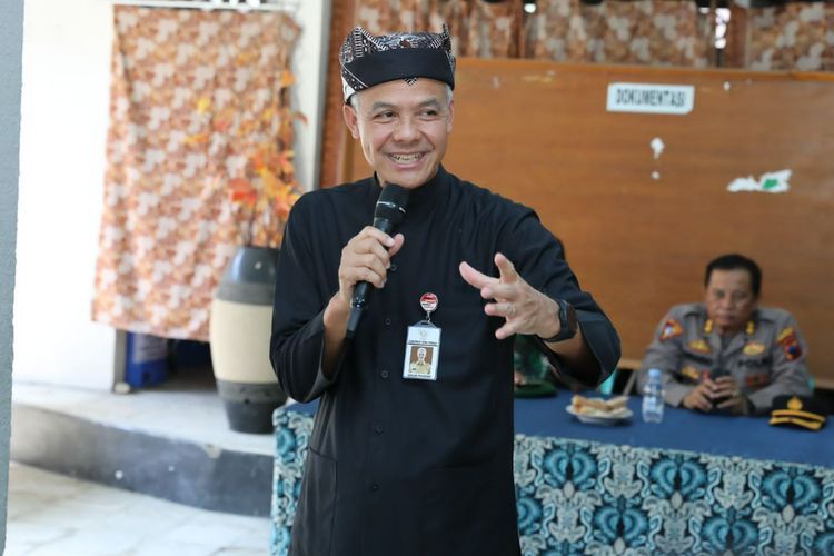 Genjot Penurunan Kemiskinan, Ganjar Serahkan Dana Hibah Rp94,6 Miliar ke Warga Kendal