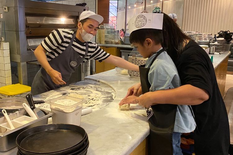 Bermain Sambil Belajar di Akhir Pekan Lewat Pizza Cooking Class