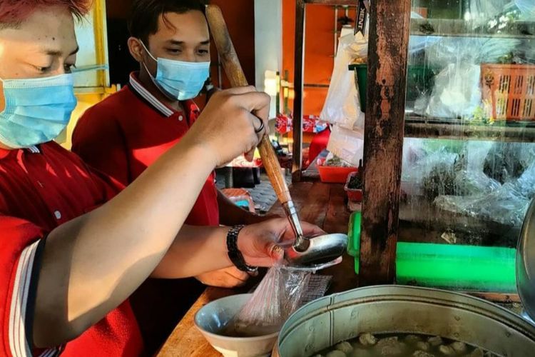 Murahnya Enggak Masuk Akal! Bakso Pak Ndut Seporsi Cuma Rp2 Ribu Saja