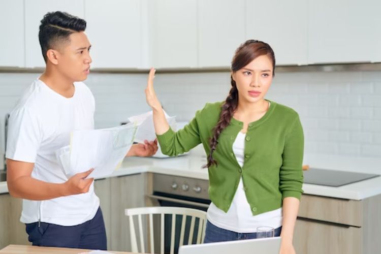 Kenali Tanda Hubungan Kamu Sedang Bermasalah, Salah Satunya Sering Sembunyikan Rahasia!