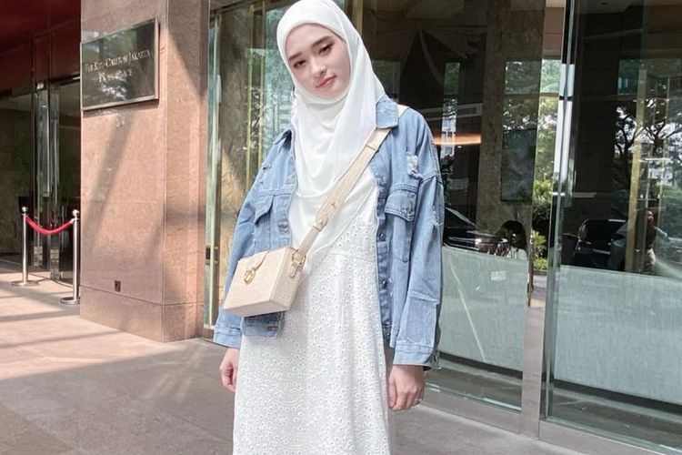 Inara Rusli Tampil Kece dengan Hoodie Bergaya Kasual, Jilbab Pendek Jadi Sorotan