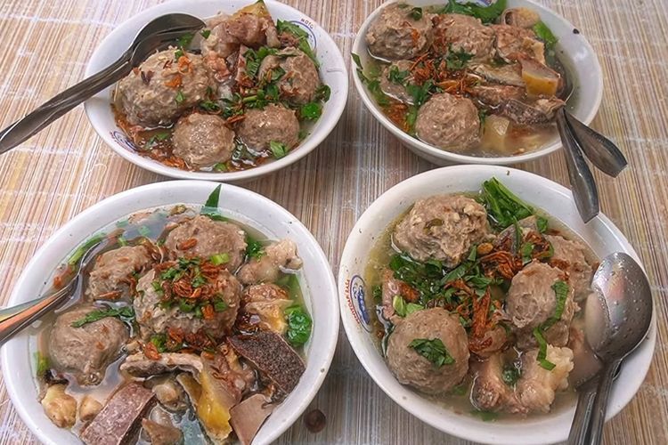 Menikmati Kelezatan Bakso Campur Kikil & Koyor di Warung Bakso Kikil & Mie Ayam Kali Stom