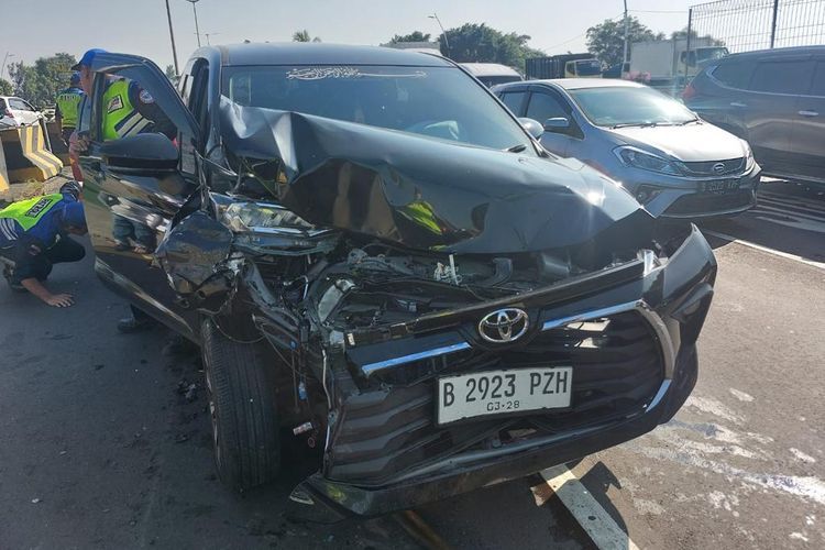 Brak! 5 Mobil di Tol Jakarta Alami Kecelakaan Beruntun, WNA Asal India Luka-luka