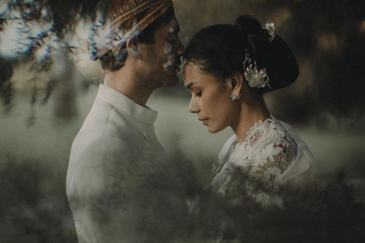 Tertutup soal Asmara, Adinia Wirasti Tiba-tiba Umumkan Pernikahan dengan Aktor Bule