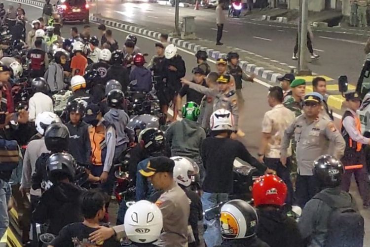 Cegah Balap Liar, Polisi Razia Pemotor di Fly Over Tebet Dini Hari, 100 Motor Terjaring