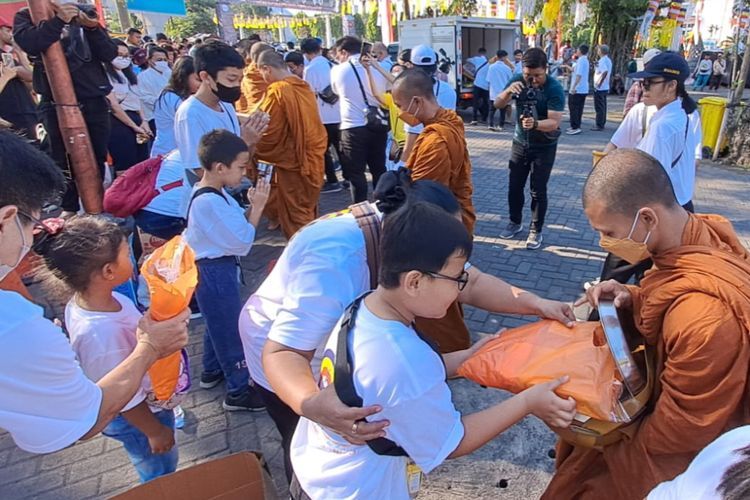 Pertama Kali Digelar di Solo, Tradisi Pindapata Waisak Diikuti 54 Bhante