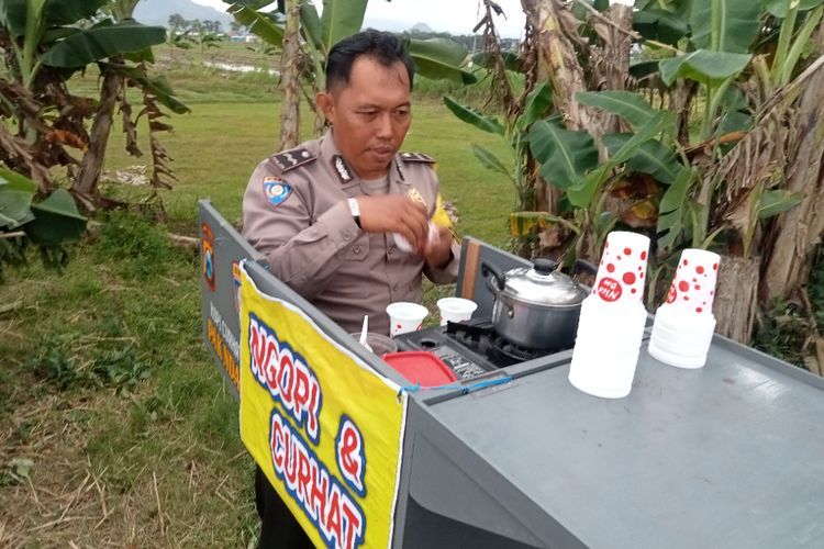 Bhabinkamtibmas ini Sulap Motornya Jadi Warung Kopi Keliling 'Ngopi & Curhat Pak Ndan'