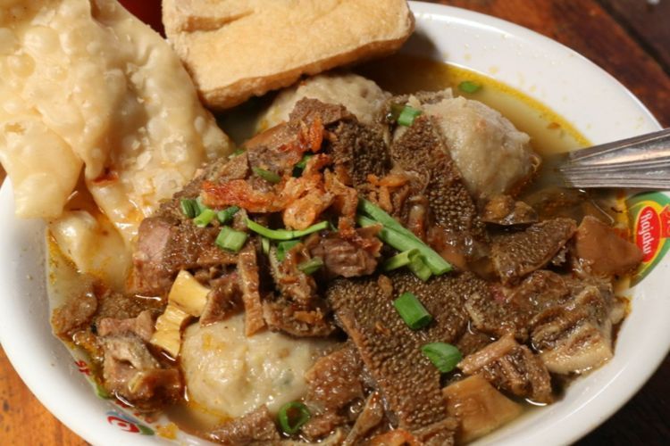 Penyuka Lemak Merapat! Cobai Bakso Tunggul Cokro, Dipenuhi Topping Jeroan dan Babat