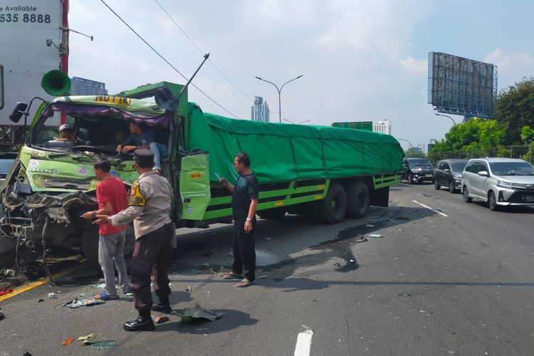 Kecelakaan Beruntun di Tol Tomang, Kernet Truk Sampai Terjepit!