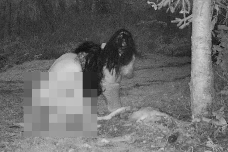 Serem! Dua Penyihir Berpakaian Minim Ini Tertangkap Kamera Makan Bangkai Rusa di Taman