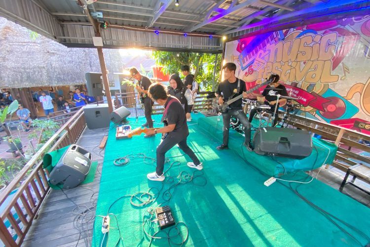 Mengintip Aksi Bermusik Remaja di Festival Music Band Remaja R57 Parepare