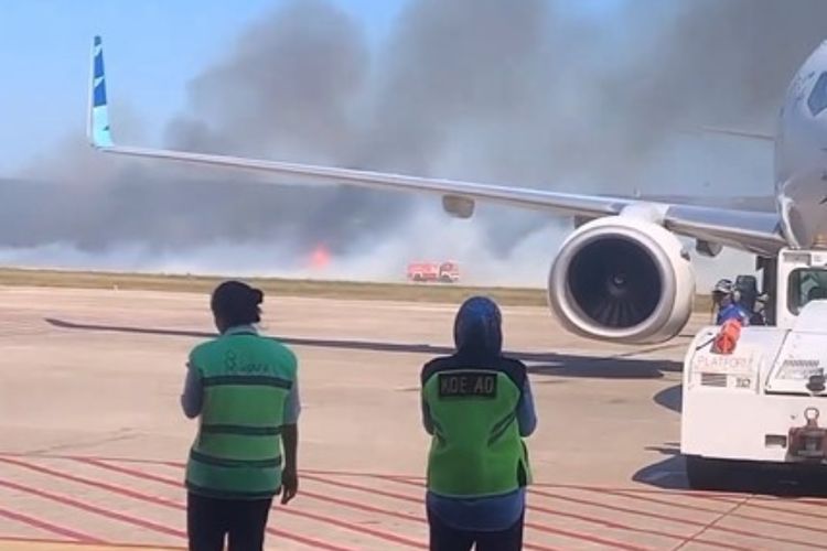 2 Penerbangan Terganggu Akibat Kebakaran Rumput di Bandara Kupang, Muncul Asap Tebal