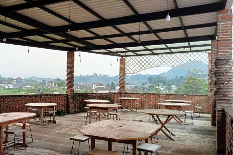 Bristo, Kafe Estetik Buat Ngopi dengan View Pegunungan Terindah di Kota Batu