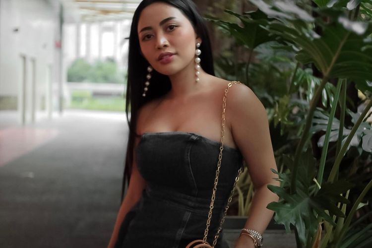 Rachel Vennya Pakai Halter Top dengan Rompi Rantai Besi Disorot: Tumben Harga Merakyat