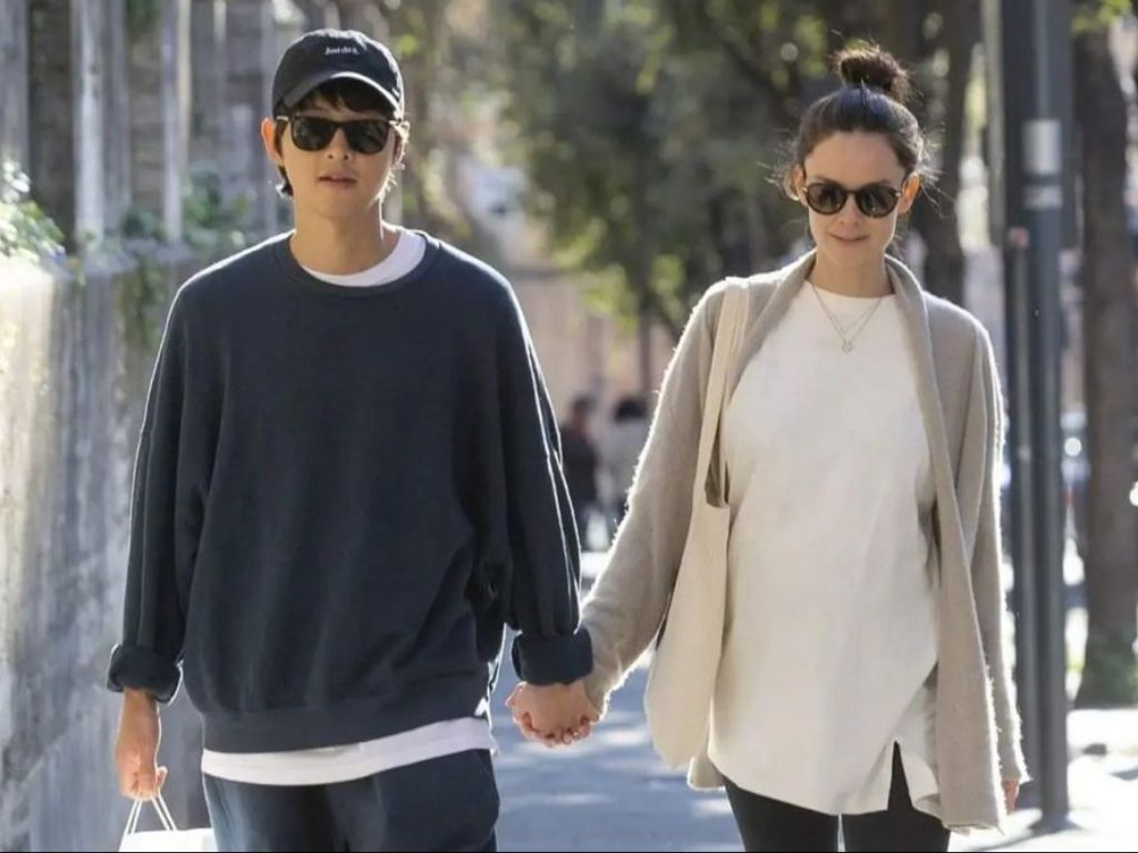 Song Joong Ki Girang Katy Louise Melahirkan: Anak Laki-laki Ini Hadiah Paling Berharga