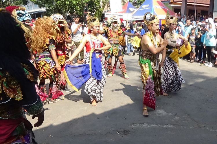 Mengusung Tema Pewayangan, Kirab Budaya Grebeg Rotan Berlangsung Meriah 