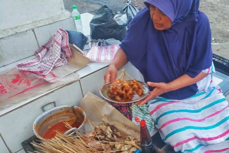 Sate Keliling Bu Kokom Majenang: Lezatnya Sate Madura dengan Semangat Wanita Pekerja Keras