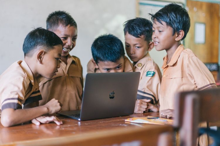 12 Contoh Puisi Pendek tentang Sekolah dalam 2, 3, dan 4 Bait