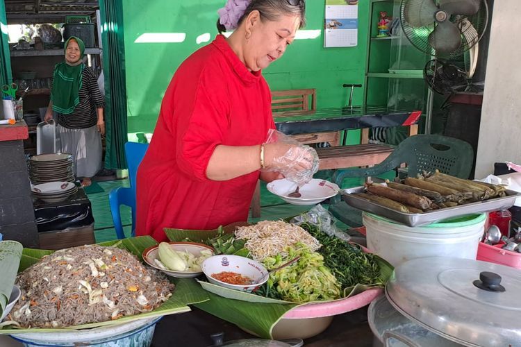 Lokasinya di Bawah Makam Raja, Nasi Pecel Bu Narti Selalu Diburu Peziarah dan Pesepeda