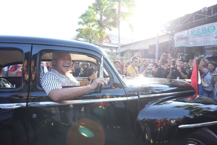 Ganjar Naik Mobil Retro Milik Eks Ibu Negara Fatmawati dalam Lawatannya ke Bali