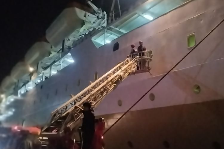 KM Bukit Siguntang Terbakar, Petugas Damkar Susah Payah Padamkan Api Akibat Asap Tebal