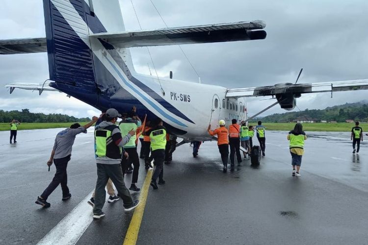 Pecah Ban, Pesawat SAM Air Tergelincir hingga Keluar Runway di Bandara Pattimura Ambon