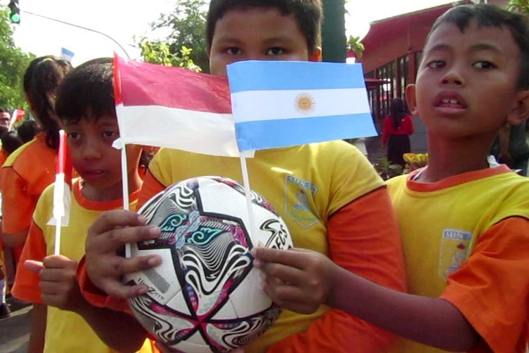Jelang Laga Indonesia Vs Argentina, Puluhan Pelajar SD di Solo Beri Dukungan