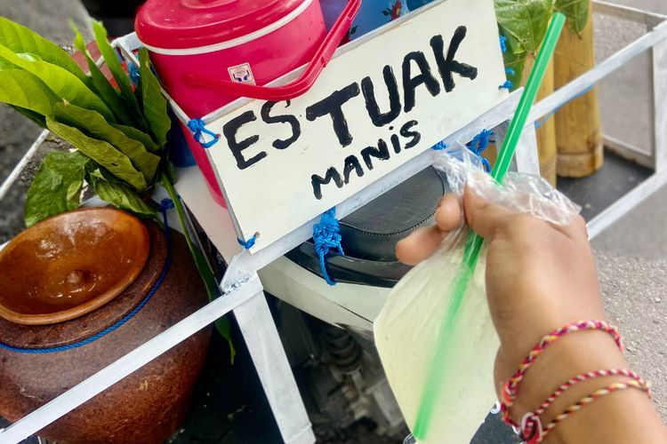Segarnya Es Tuak Manis, Minuman Tak Memabukan dari Bali